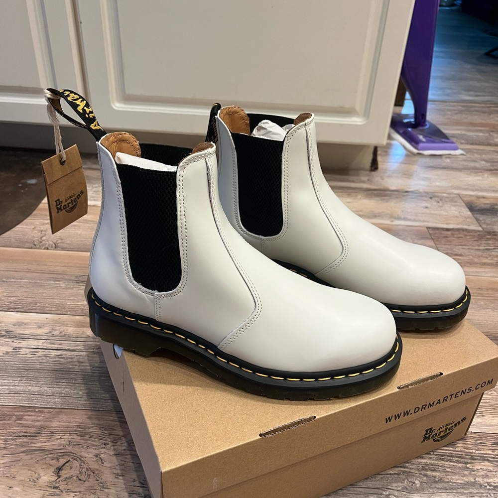 Dr. Martens AirWave White leather chelsea boots Sz9 2976 Ys BONUS- Shoe Polish